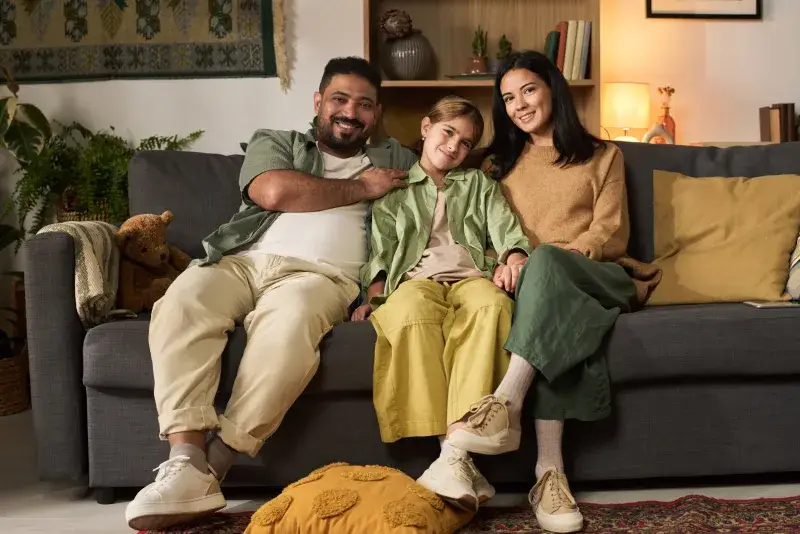 Família reunida no sofá